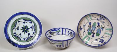 trois pièces de poterie bleue et blanche posées sur une table