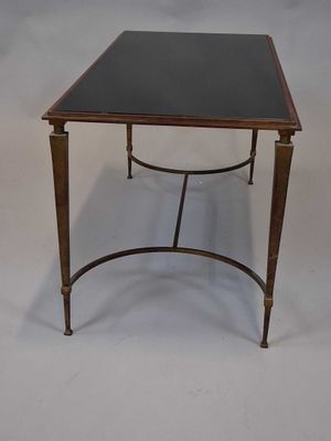 une image représentant une petite table avec un plateau en verre