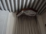 un lit à baldaquin au milieu d'une pièce