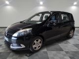 la photo d'une voiture noire garée dans un garage