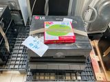 une pile de cartons posée sur un lave-vaisselle
