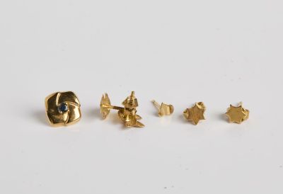 trois paires de boucles d'oreilles à clous plaquées or, ornées d'une pierre bleue