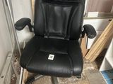 a black office chair that is sitting in a room