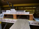 beaucoup de cartons sur les étagères du magasin