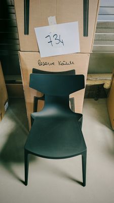 une chaise posée devant un carton