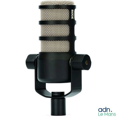 le microphone est noir et argenté, sur fond blanc