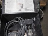 une photo d'une boîte à laquelle est raccordé un tuyau