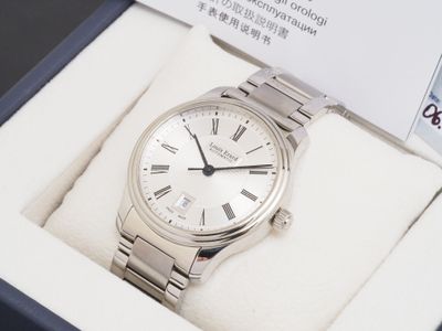 une montre qui se trouve dans une boîte sur une table