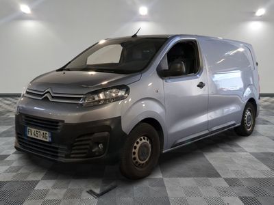 La nouvelle camionnette Citroën est garée dans une pièce au sol carrelé en damier.