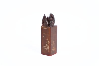 une petite statue représentant un homme et un chien, posée sur un socle