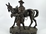 statue en bronze représentant un homme à cheval portant un chapeau