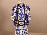 figurine chinoise bleue et blanche représentant un homme coiffé d'un chapeau