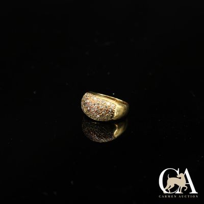 gros plan d'une bague en or sur une surface noire