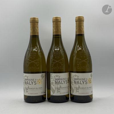 trois bouteilles de vin posées sur une table blanche