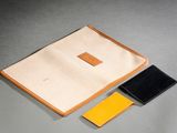 une photo montrant un portefeuille et un étui à portefeuille posés sur une table