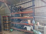 un garage rempli d'étagères et d'outils