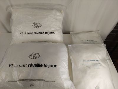 trois oreillers posés sur un lit
