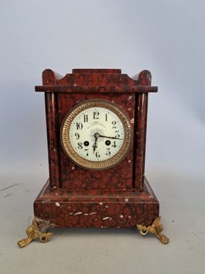 une petite horloge posée sur une table