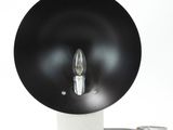 une photo d'une lampe en noir et blanc posée sur une table