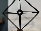 une sculpture en métal posée sur une table dans une pièce
