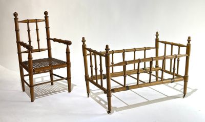 Mobilier de poupée en bambou comprenant un lit à barreaux et…