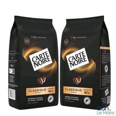 On voit deux paquets de café sur un fond blanc