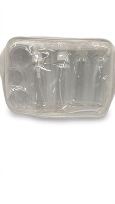 un récipient en plastique transparent rempli de brosses à dents et de dentifrice