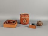 une petite boîte en bois contenant un fume-cigarette et d'autres objets