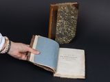 une personne qui tient un livre à la main