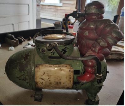 un objet vert et rouge posé sur une table dans un garage