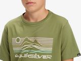 un garçon portant un t-shirt vert orné d'un motif représentant une montagne