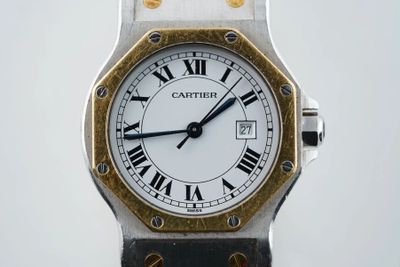 gros plan d'une montre avec des chiffres romains sur le cadran