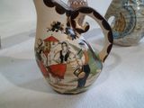 trois vases posés sur une table