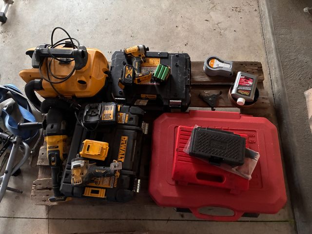 Visseuse DEWALT, Une boulonneuse DEWALT, Un chargeur DEWALT, Une ...