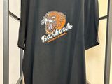 un t-shirt « Black Panther » suspendu à un portant dans une pièce