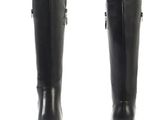 l'arrière d'une paire de bottes noires sur fond blanc