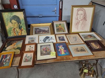 une table sur laquelle sont posées de nombreuses photos encadrées