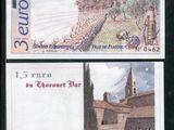 deux billets de banque différents représentant respectivement un château et une église
