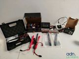une boîte d'équipement électronique posée sur une table