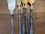 quatre cuillères, une fourchette et une cuillère sur une table