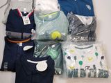 un tas de vêtements posés sur une table
