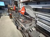 une machine qui découpe du métal dans une usine