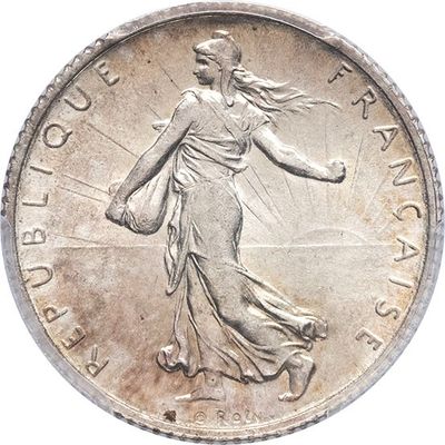 gros plan d'une pièce de monnaie sur fond blanc