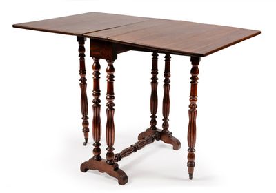 une petite table avec deux rallonges sur le plateau et deux pieds