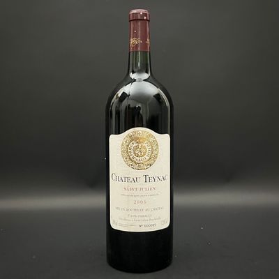 une bouteille de vin posée sur une table