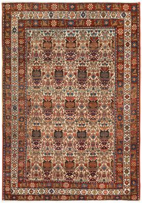 un tapis persan antique avec un motif floral sur fond blanc