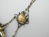Gros plan sur un collier en or orné d'un oiseau