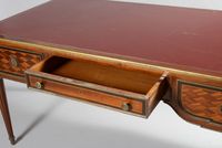 Bureau plat en placage d'acajou et marqueterie de losanges o… (photo 4)