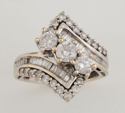 gros plan d'une bague en diamant sur fond blanc