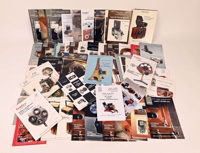 de nombreux types de brochures disposés sur la table